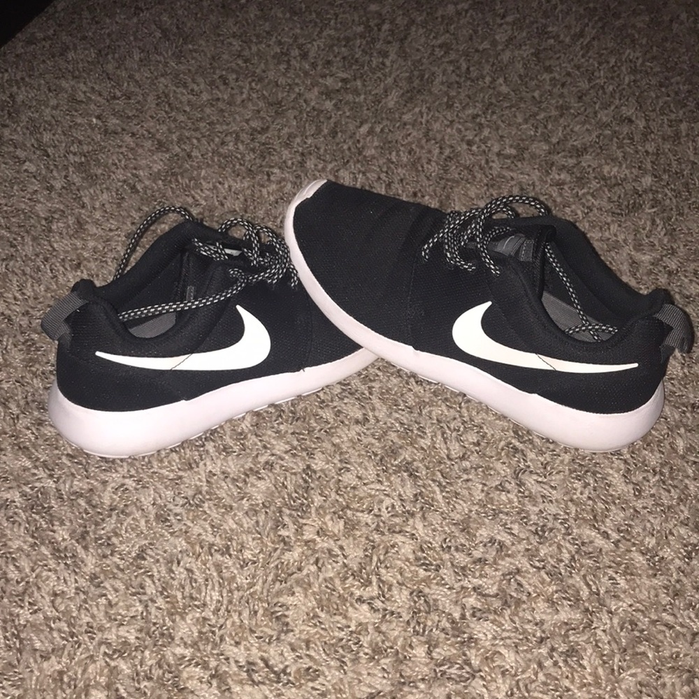 Black roshe Nike’s